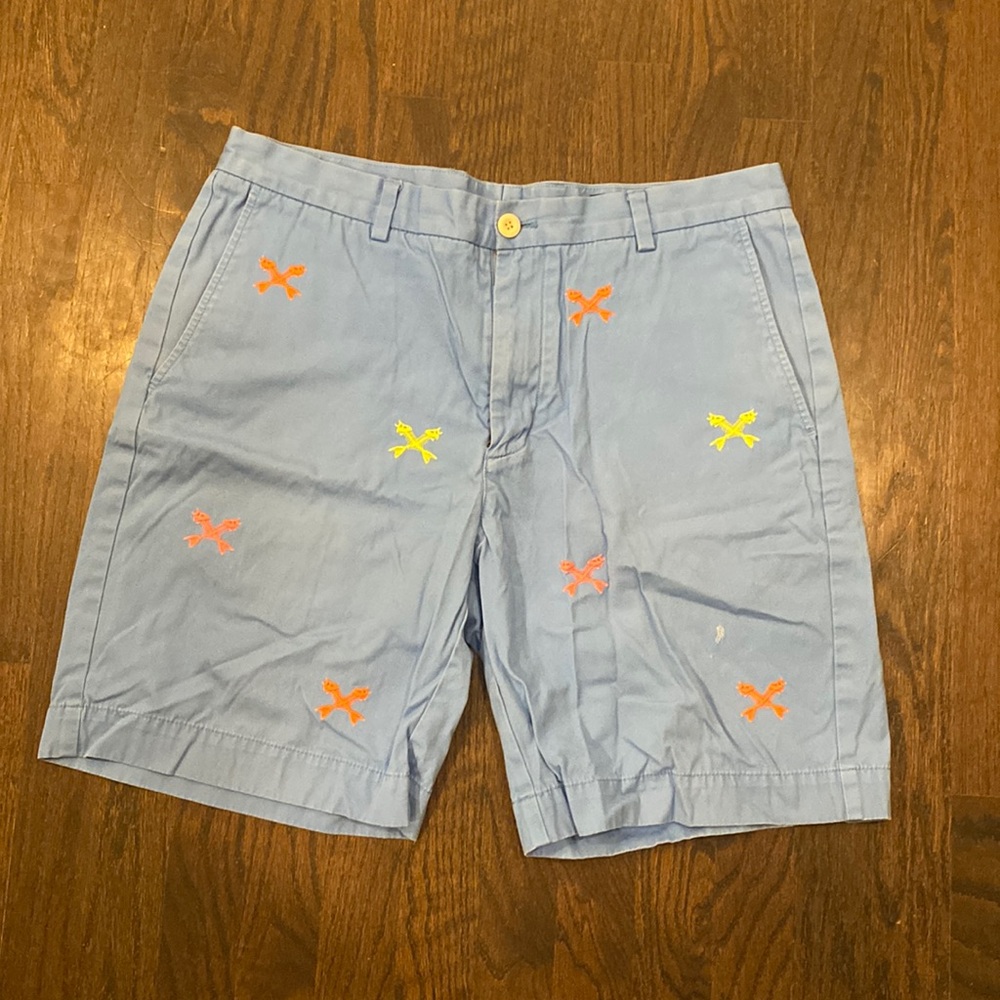 Very good mens light blue vineyard vines breaker shorts. Mens size waist 35